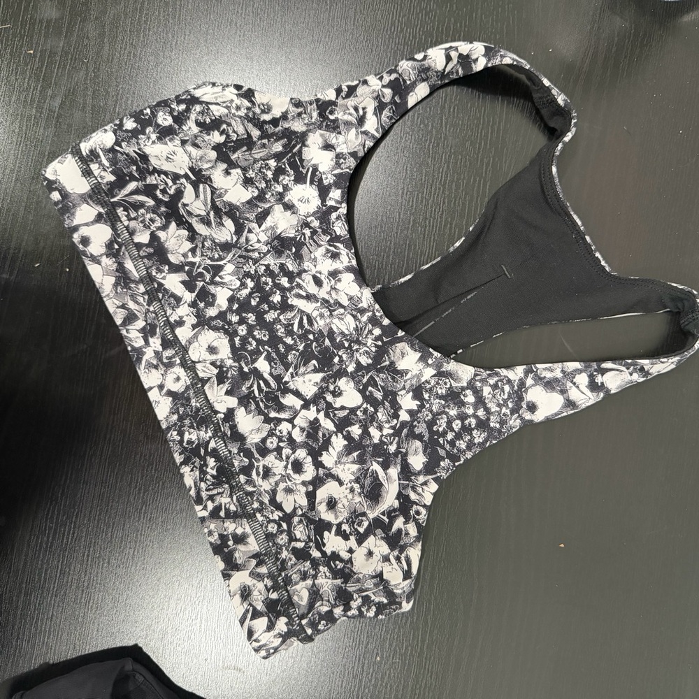 lululemon invigorate bra size 6 - floral black and white